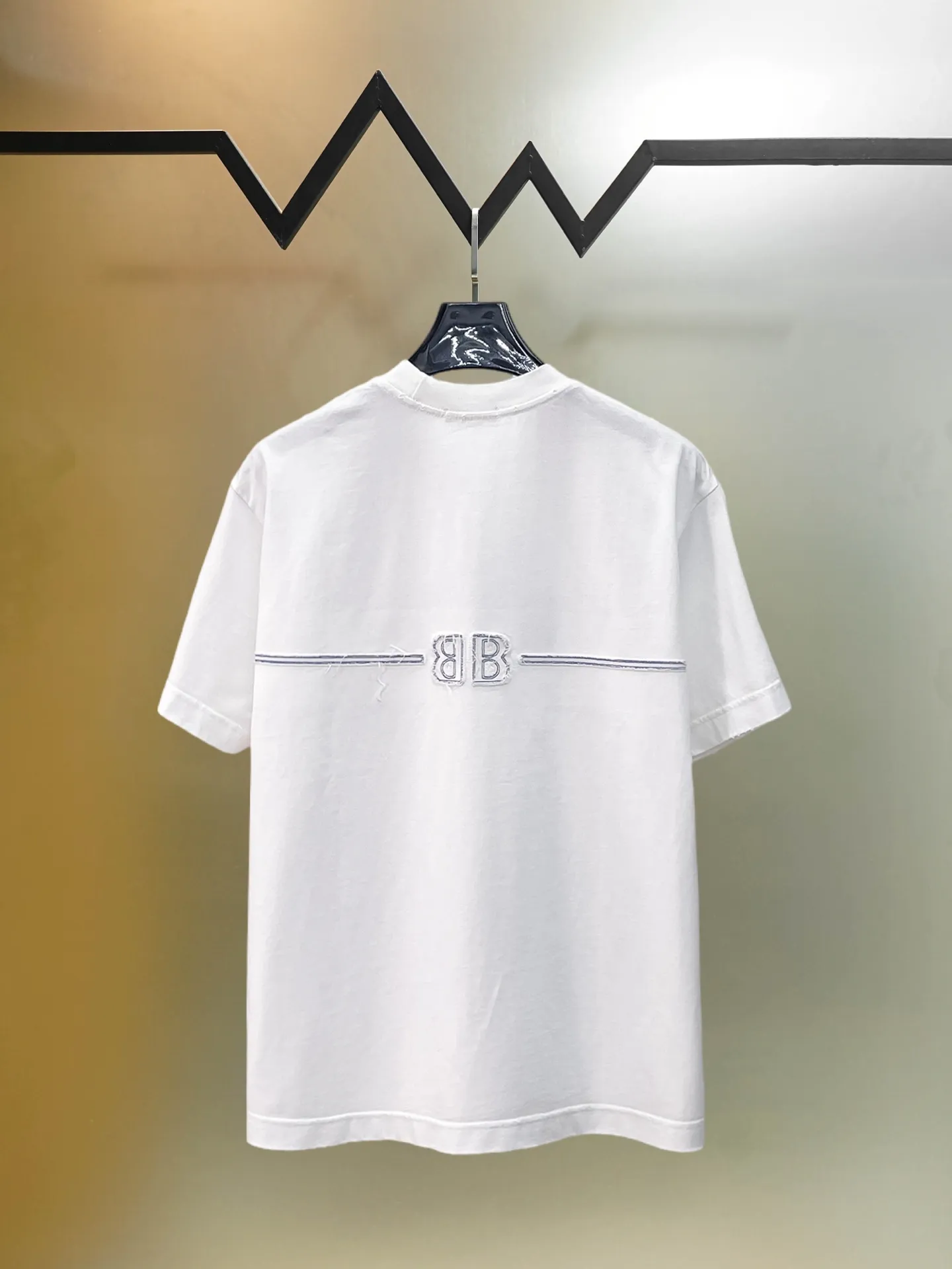 Balenciaga's high-end top-quality products 🐮2026 Spring and Summer New Arrival first counter, the latest New Arrival short-sleeved round neck T-shirt, Premium customized design, avant-garde and fashionable! Brand logo heavy craftsmanship design Premium customized 260g fabric. Soft to the touch. Comfortable to wear. Counter-level exquisite stitching. Fine workmanship. The upper body effect is incomparably handsome! A must-have item for men and women with the same style! Sizes: S~XXL When placing an order, please state your height and weight. The maximum wearing size is 210 pounds (one size larger)